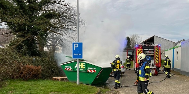 FW-EN: Feuerwehr löscht Containerbrand - Foto: presseportal.de