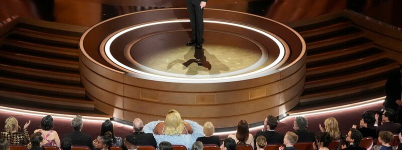 Moderator Jimmy Kimmel eröffnet die Oscar-Verleihung im Dolby Theatre in Los Angeles. - Foto: Chris Pizzello/Invision via AP/dpa