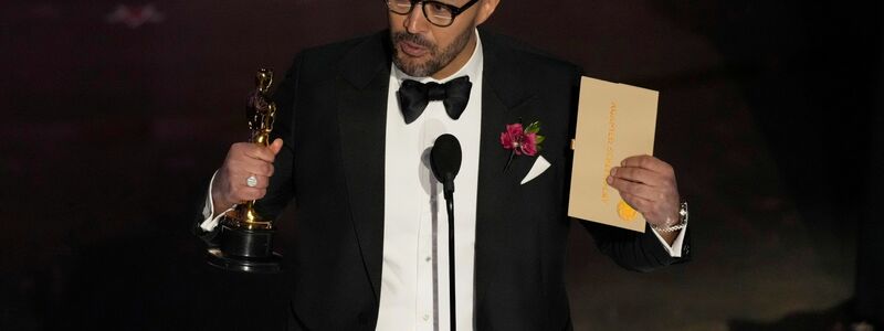 Cord Jefferson nimmt den Oscar für das beste adaptierte Drehbuch entgegen. - Foto: Chris Pizzello/Invision via AP/dpa