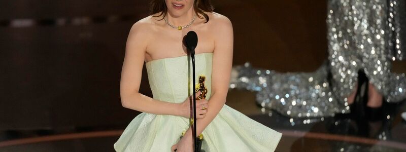 Emma Stone nimmt den Preis für die beste Leistung einer Hauptdarstellerin entgegen. - Foto: Chris Pizzello/Invision via AP/dpa