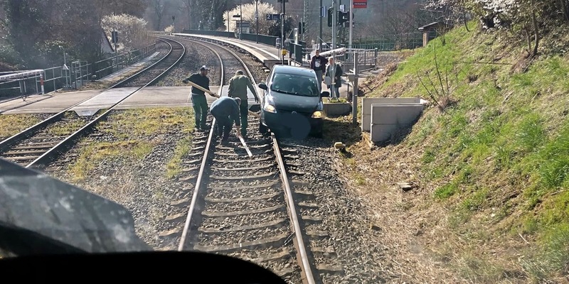 BPOL-KL: Frau manövriert ihr Auto ins Gleis - Foto: presseportal.de