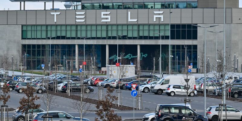 Die Tesla-Gigafactory in Grünheide bei Berlin. - Foto: Patrick Pleul/dpa