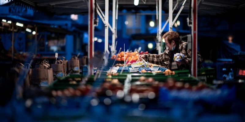 Eine Verkäuferin bereitet die Auslage auf einem Wochenmarkt in Oberhausen vor. «Die Branche hat in den vergangenen 30 bis 40 Jahren insgesamt stark an Bedeutung verloren. In der Bevölkerung sind die Märkte beliebt, aber viele Menschen gehen gar nicht hin», sagt ein Fachmann. - Foto: Fabian Strauch/dpa