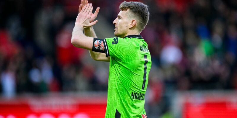 Leverkusens Torwart Lukas Hradecky bedankt sich nach dem Spiel bei den Fans. - Foto: Tom Weller/dpa