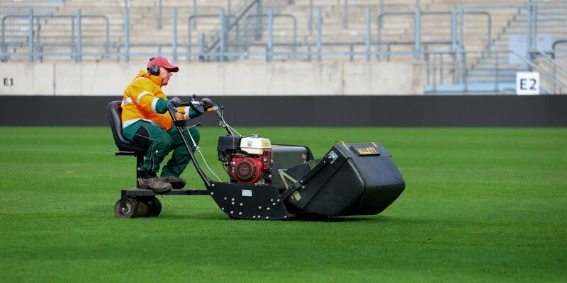 Der Rasen im Saarbrücker Ludwigspark wird gemäht. - Foto: -/Fußball-News Saarland/dpa