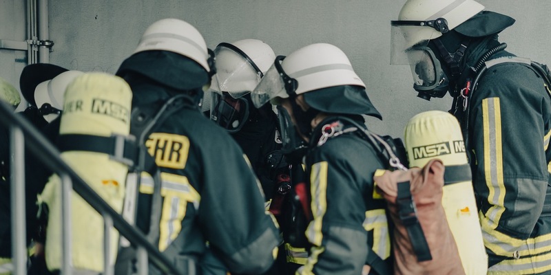 FW Moers: Wieder Brand in leerstehendem Gewerbekomplex an der Chemnitzer Str. - Foto: presseportal.de