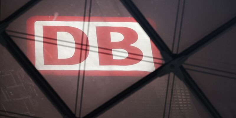 Das DB Logo am Berliner Hauptbahnhof. - Foto: Hannes P. Albert/dpa