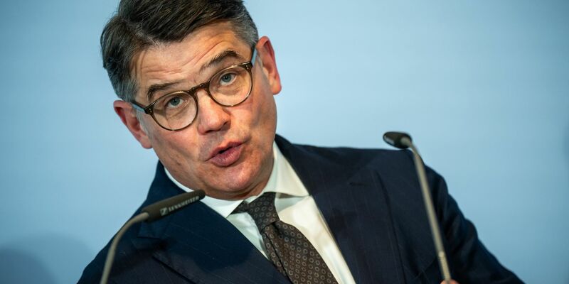 Hessens Regierungschef Boris Rhein (CDU) hat die Aussage des Papstes scharf kritisiert. - Foto: Michael Kappeler/dpa