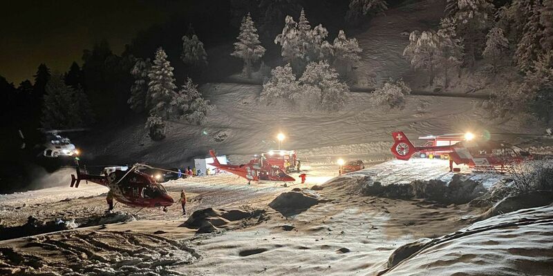Bergretter und Hubschrauber bereiten sich auf den Abflug zum Berg Tête Blanche in den Schweizer Alpen vor. - Foto: -/Kantonspolizei Wallis/Keystone/dpa