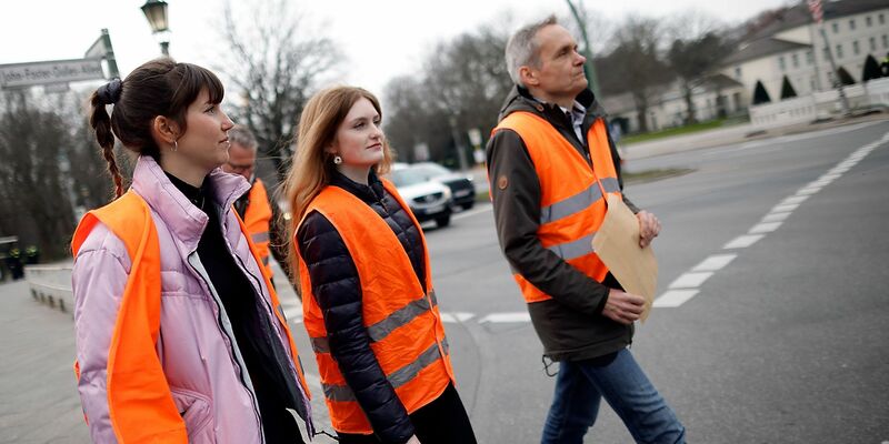 Die Letzte Generation hat eine neue Protestwelle angekündigt. Wie das genau aussehen soll, wurde nicht erläutert. - Foto: Carsten Koall/dpa