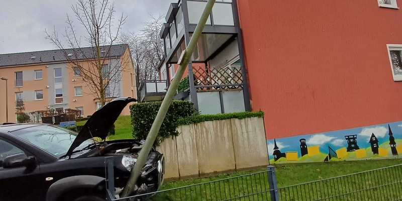 FW-EN: Wetter - Hilflose Person hinter Wohnungstür, Kaminbrand und Verkehrsunfall - Foto: presseportal.de