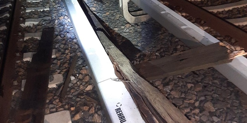 BPOLD-B: Gefährlicher Eingriff in den Bahnverkehr - Jugendliche warfen Holzbretter von Brücke - Foto: presseportal.de