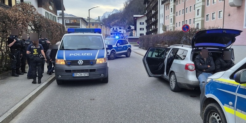 Bundespolizeidirektion München: Gefährliche Reise endet in Berchtesgaden Mutmaßlicher Schleuser unter Drogen pfercht sich und acht Menschen in einen Pkw - Foto: presseportal.de