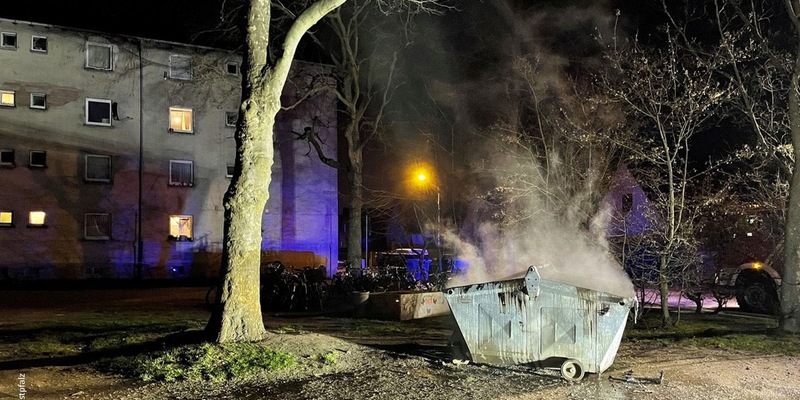 POL-PPWP: Müllcontainer brennen - Zeugen gesucht! - Foto: presseportal.de