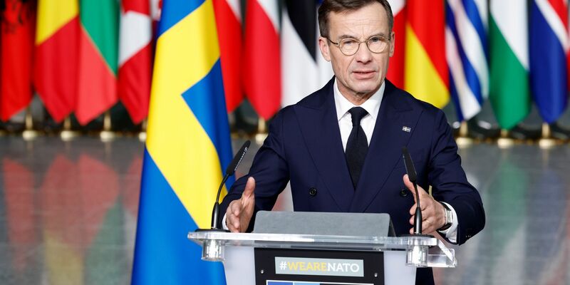 Der schwedische Ministerpräsident Ulf Kristersson spricht bei der Zeremonie zur Aufnahme Schwedens in die Nato in Brüssel. - Foto: Geert Vanden Wijngaert/AP/dpa