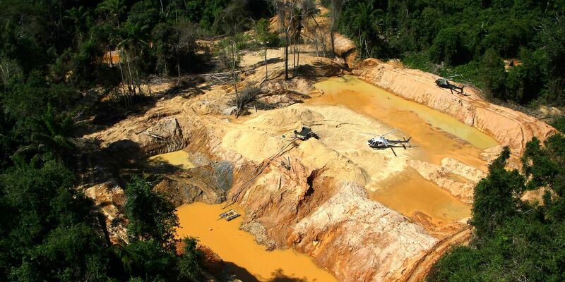 Blick aus einem Hubschrauber der brasilianischen Umweltbehörde auf ein illegales Bergbaulager während einer Operation zur Eindämmung des illegalen Bergbaus im Gebiet der Yanomami-Indianer im brasilianischen Bundesstaat Roraima. - Foto: Edmar Barros/AP/dpa