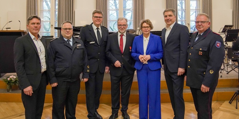 POL-OLD: +++ Polizeipräsident Johann Kühme in den Ruhestand verabschiedet / 150 Gäste bei Feierstunde im Alten Landtag / Nachfolger Andreas Sagehorn in neues Amt eingeführt - Foto: presseportal.de