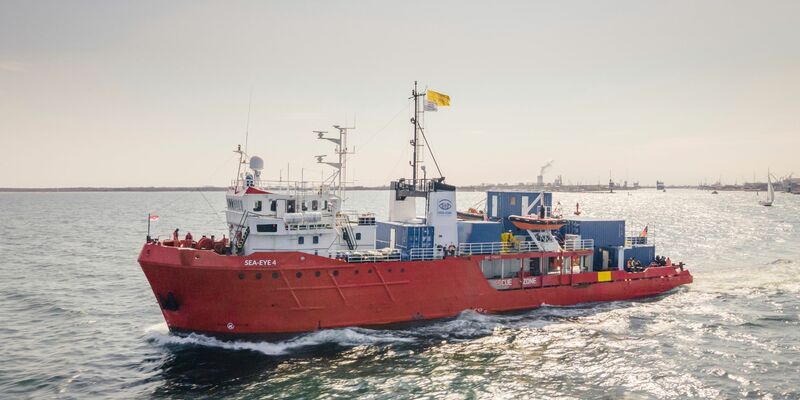 Die italienischen Behörden haben entschieden, dass das Rettungsschiff «Sea-Eye 4» die kommenden 60 Tage nicht mehr auslaufen darf. - Foto: Maik Luedemann/Sea-Eye/AP/dpa