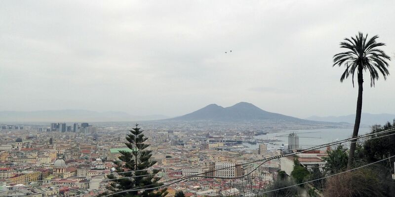 Blick vom Castel Sant'Elmo auf die Stadt und den Vulkan Vesuv. - Foto: Alexandra Stahl/dpa-tmn/dpa