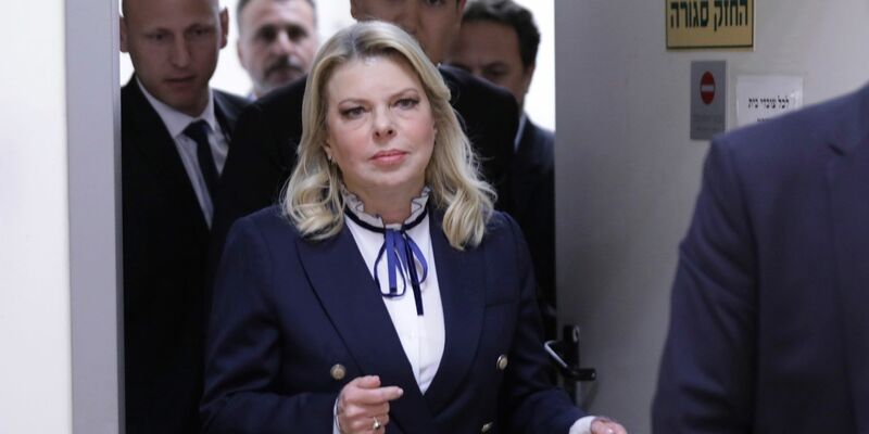 Sara Netanjahu plädiert in einem Brief für eine Freilassung der israelischen Geiseln. - Foto: Abir Sultan/EPA POOL/AP/dpa