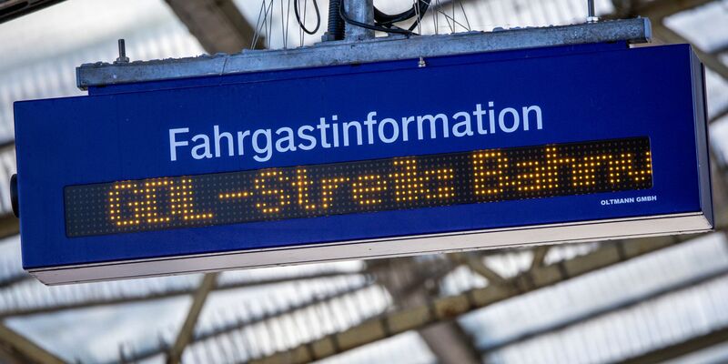 Kundinnen und Kunden der Deutschen Bahn sind  seit bald einem Jahr immer wieder Streiks ausgesetzt. - Foto: Jens Büttner/dpa
