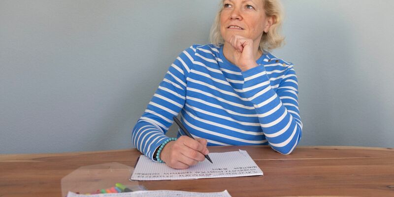 Gedächtniskünstlerin Susanne Hippauf trainiert für den deutschen Rekord im Pi-Memorieren. - Foto: Helmut Fricke/dpa