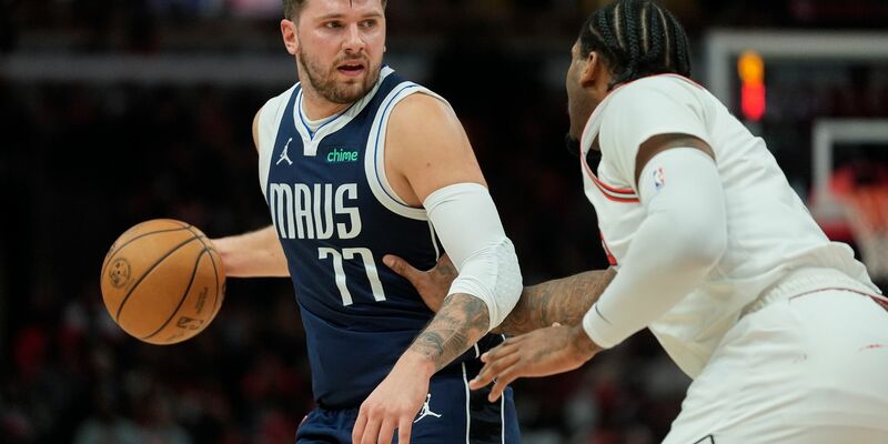 Die Rekordserie von Luka Doncic (l) ist gerissen, doch der Slowene führt die Mavericks zum nächsten Sieg. - Foto: Erin Hooley/AP/dpa