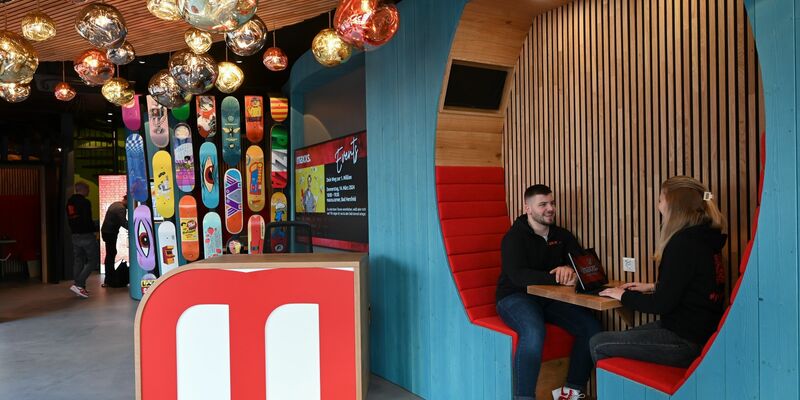 Jung-Kundenberaterin Justine Gleim (r) und ihr Kollege Raul Gonzalez sitzen in der Maxxs-Filiale in Bad Hersfeld in einer Beratungsnische. - Foto: Uwe Zucchi/dpa