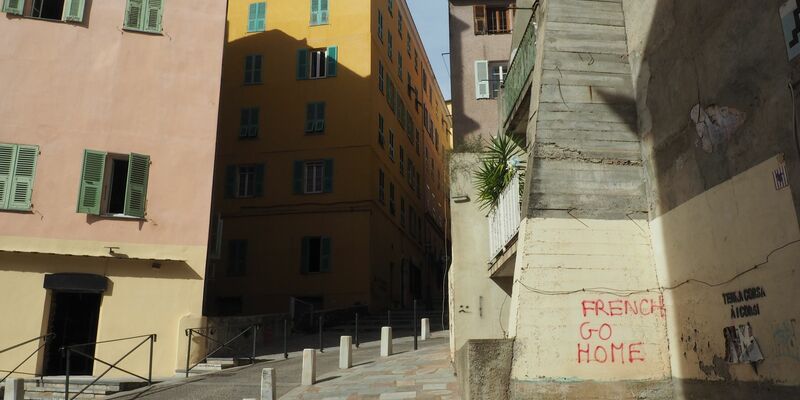Auf Hauswänden in Bastia auf Korsika sind anti-französische Sprüche zu lesen. - Foto: Rachel Boßmeyer/dpa
