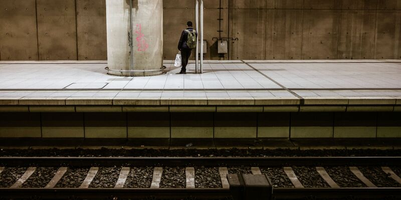 Ein Mann steht auf einem Bahnsteig am Flughafenbahnhof Köln/Bonn. Fahrgäste müssen deutschlandweit den ganzen Tag über erneut mit großen Einschränkungen im Personenverkehr rechnen. - Foto: Oliver Berg/dpa