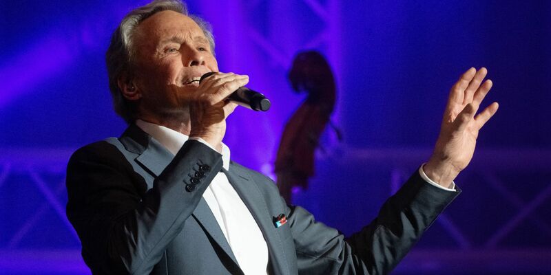 Peter Kraus steht beim Tourauftakt seiner «Meine Hits - Meine Idole»-Tour auf der Bühne. - Foto: Marijan Murat/dpa