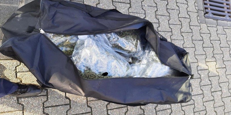 BPOL NRW: Von der Imbissbude ins Gefängnis - Bundespolizei beschlag-nahmt 13 Kilogramm Marihuana - Foto: presseportal.de