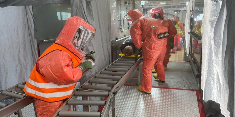 FW Kreis Soest: Feuerwehren und Hilfsorganisationen üben Gefahrstofflage. Dekontamination von Verletzten am Rettungszentrum geprobt. - Foto: presseportal.de