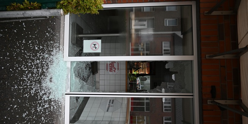 POL-KLE: Geldern - Einbruch in Restaurant / Scheibe mit Gullideckel eingeschlagen - Foto: presseportal.de