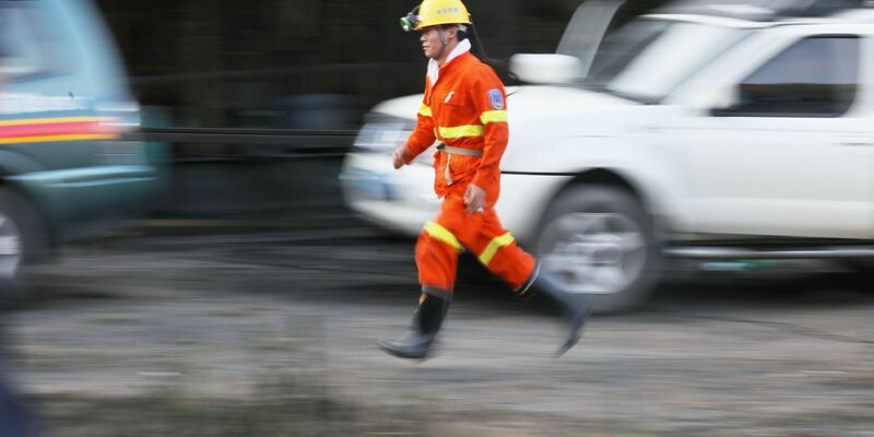 Ein Helfer eines Rettungsdienstes läuft bei einem Einsatz nach einem Grubenunglück. - Foto: Ou Dongqu/XinHua/dpa