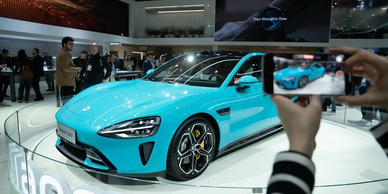 Die Limousine SU7 bei einer Präsentation auf dem Mobile World Congress in Barcelona. - Foto: David Zorrakino/EUROPA PRESS/dpa