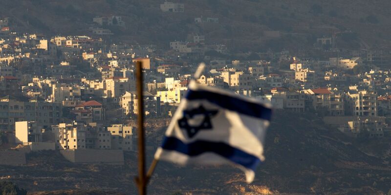 Eine israelische Flagge in den von Israel kontrollierten Golanhöhen (Symbolbild). - Foto: Ariel Schalit/AP/dpa