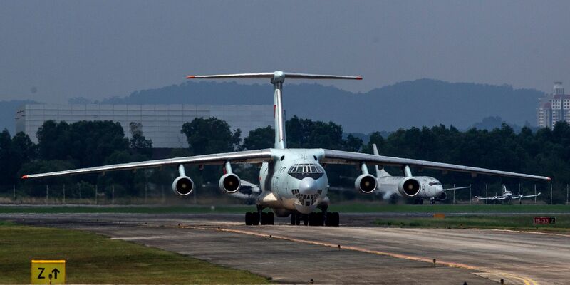 Eine Transportmaschine vom Typ Iljuschin IL-76 (Archiv) - Foto: Azhar Rahim/EPA/dpa