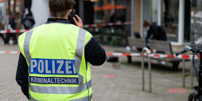 In Bielefeld fahndet die Polizei mit Namen und Fotos nach zwei mutmaßlichen Schützen. - Foto: Friso Gentsch/dpa