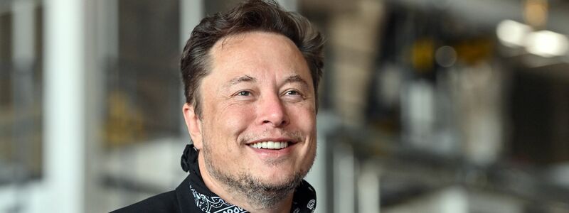 Elon Musk bei seinem letzten Besuch in der Tesla Gigafactory in Grünheide vor rund vier Monaten. - Foto: Patrick Pleul/dpa-Zentralbild/dpa