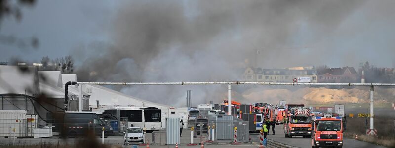 Es brennt bei der Flüchtlingsunterkunft am ehemaligen Flughafen Tegel. - Foto: Sebastian Gollnow/dpa