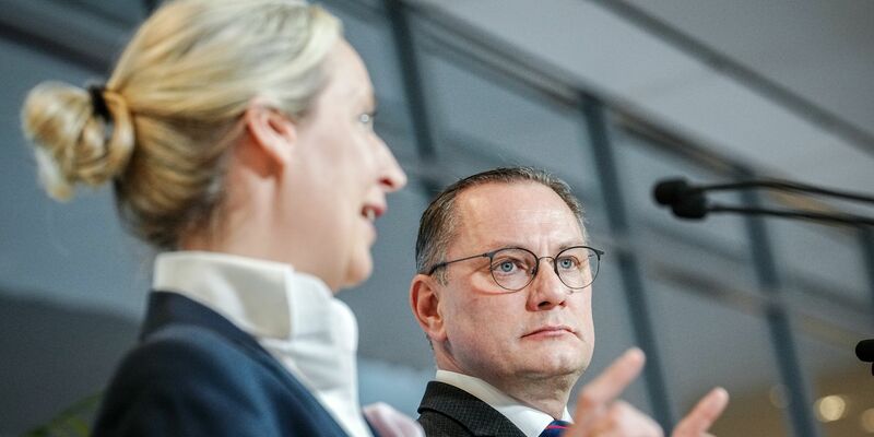 Alice Weidel und Tino Chrupalla. Die AfD-Spitze strebt einen Austritt aus dem rechten Parteienbündnis an und will damit einem Rauswurf zuvorkommen. - Foto: Kay Nietfeld/dpa