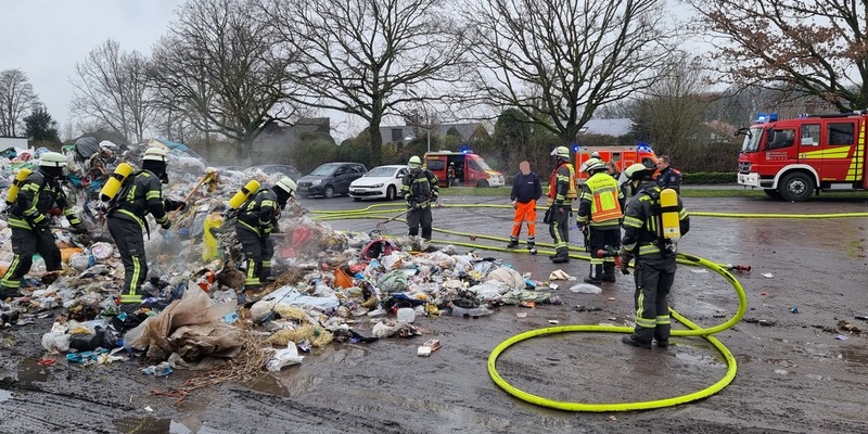 FW-WRN: FEUER_1 - LZ3 - LZ1 - Brennt Müllwagen - Foto: presseportal.de