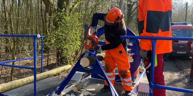 FW-WRN: Erfolgreicher Kettensägenlehrgang für unsere Einsatzkräfte - Foto: presseportal.de