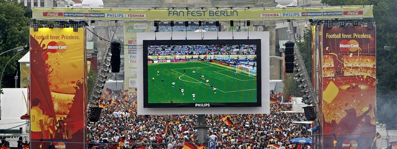 Soll auch dieses Jahr möglich werden: Tausende Zuschauer verfolgen auf der Fanmeile am Brandenburger Tor in Berlin ein WM-Fußballspiel von Deutschland. - Foto: Marcel Mettelsiefen/dpa