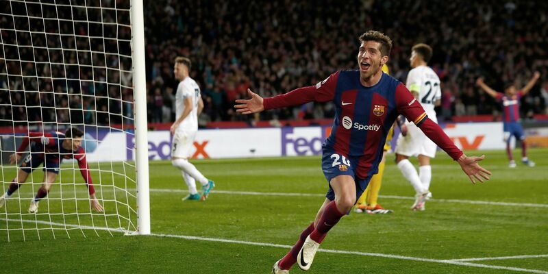 Barcelonas Sergi Roberto feiert das dritte Tor seiner Mannschaft, das von Barcelonas Robert Lewandowski (l) erzielt wurde. - Foto: Joan Monfort/AP/dpa