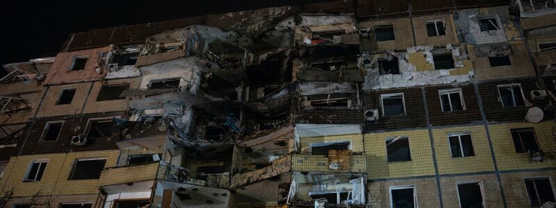 Bei dem Raketenangriff auf Krywyj Rih waren am späten Nachmittag nach Angaben des ukrainischen Militärs zwei Wohnhäuser getroffen und in Brand gesetzt worden. - Foto: Alex Babenko/AP/dpa