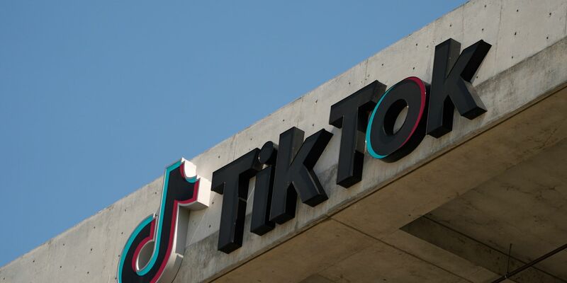 Tiktok weist Bedenken stets zurück und betont, man sehe sich nicht als Tochter eines chinesischen Unternehmens. - Foto: Damian Dovarganes/AP/dpa