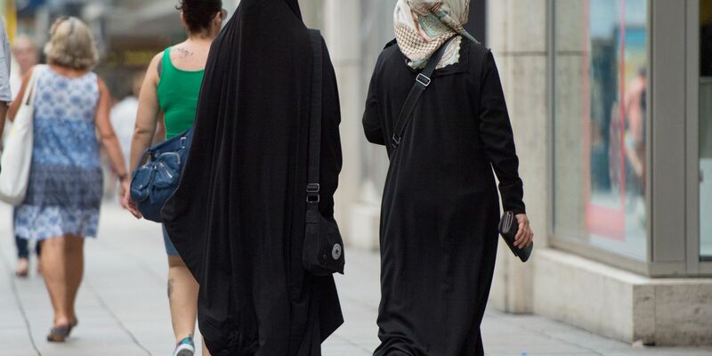 Zwei Frauen mit Kopftuch und langer Oberbekleidung. - Foto: Marijan Murat/dpa