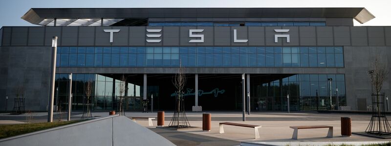 Das Tesla-Werk in Grünheide ist nach dem tagelangen Stromausfall wieder am Netz. - Foto: Carsten Koall/dpa